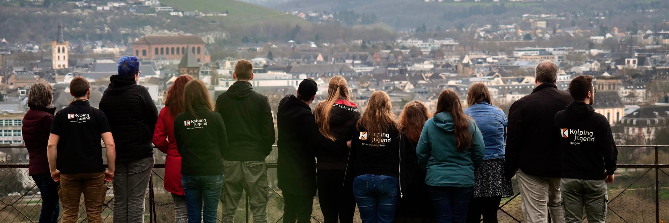 Man sieht eine Gruppe junger Menschen an einem Aussichtspunkt