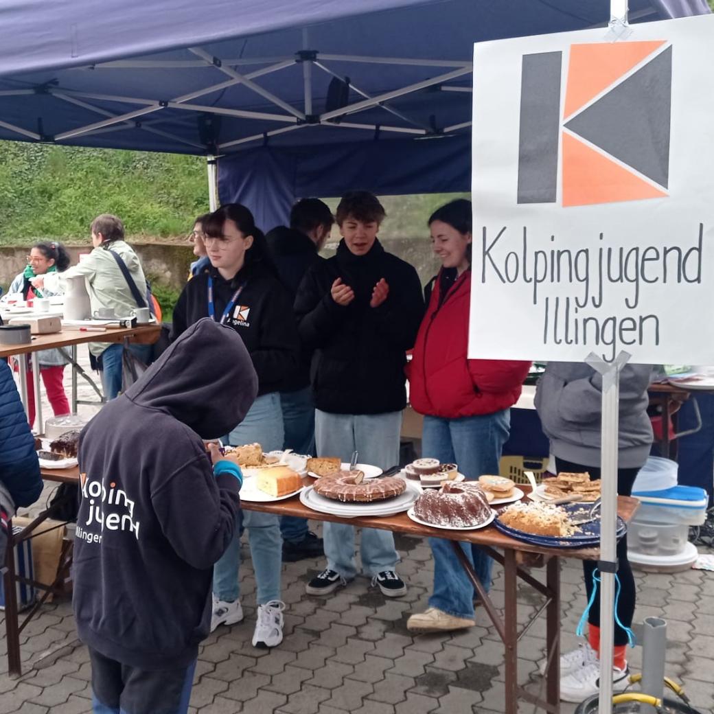 Menschen am Kuchenstand der Kolpingjugend Illingen