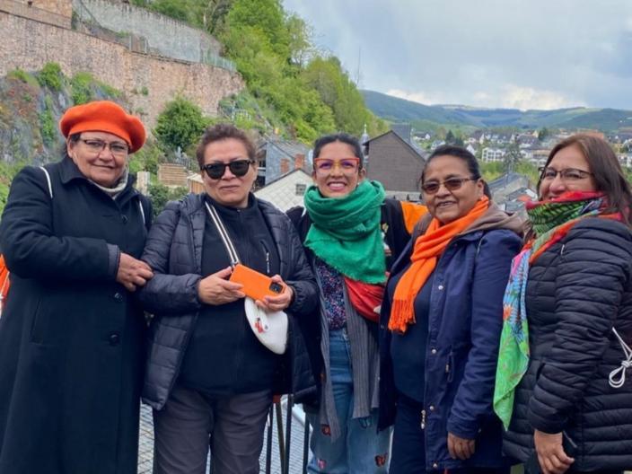 Bolivianerinnen vor Teilen der Burg Saarburg und der Stadt