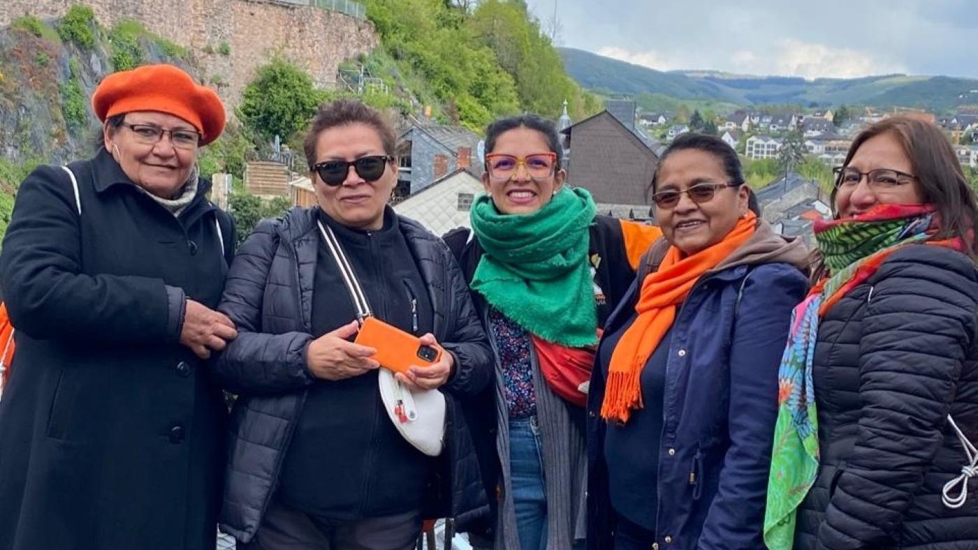 Bolivianerinnen vor Teilen der Burg Saarburg und der Stadt