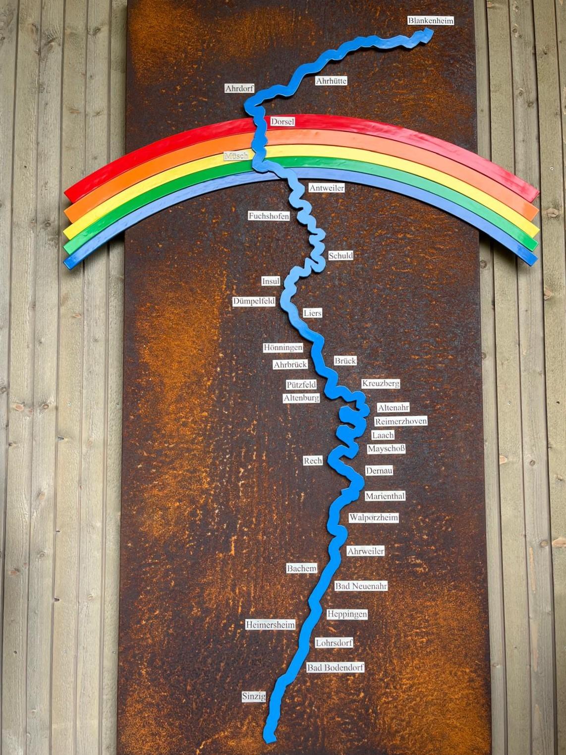 Bronzetafel mit einem bunten Regenbogen zeigt den Ahrlauf mit Ortschaften.