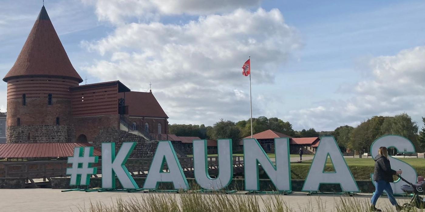Schriftzug mit den Buchstaben KAUNAS auf einem Platz, im Hintergrund die Burg von Kaunas, Litauen (c) Elke Grün Schriftzug mit den Buchstaben KAUNAS auf einem Platz, im Hintergrund die Burg von Kaunas, Litauen