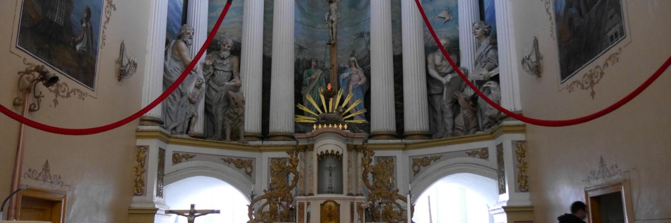 Das Bild zeigt den Altarraum der Kirche von Troskunai in Litauen.