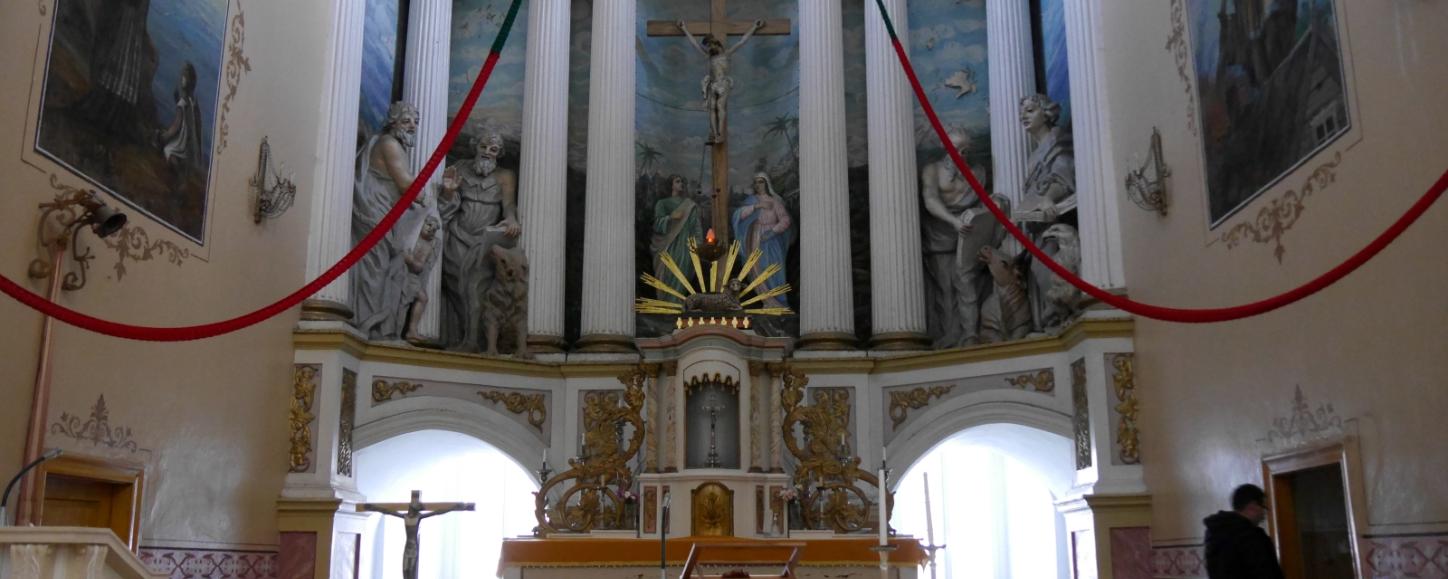 Das Bild zeigt den Altarraum der Kirche von Troskunai in Litauen.
