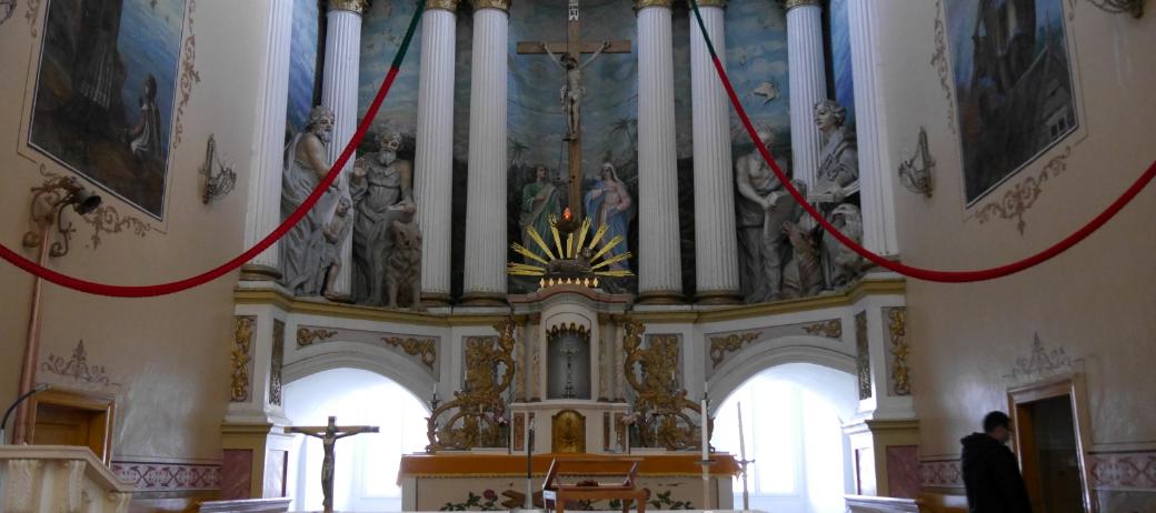 Das Bild zeigt den Altarraum der Kirche von Troskunai in Litauen.