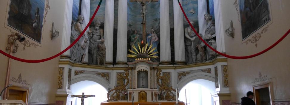 Das Bild zeigt den Altarraum der Kirche von Troskunai in Litauen.