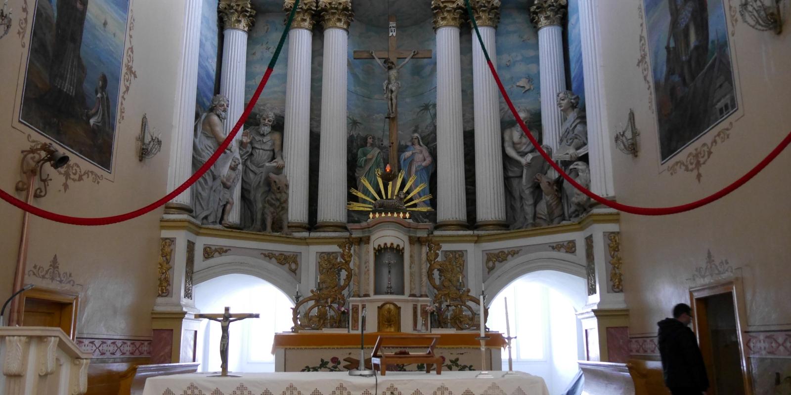 Das Bild zeigt den Altarraum der Kirche von Troskunai in Litauen.