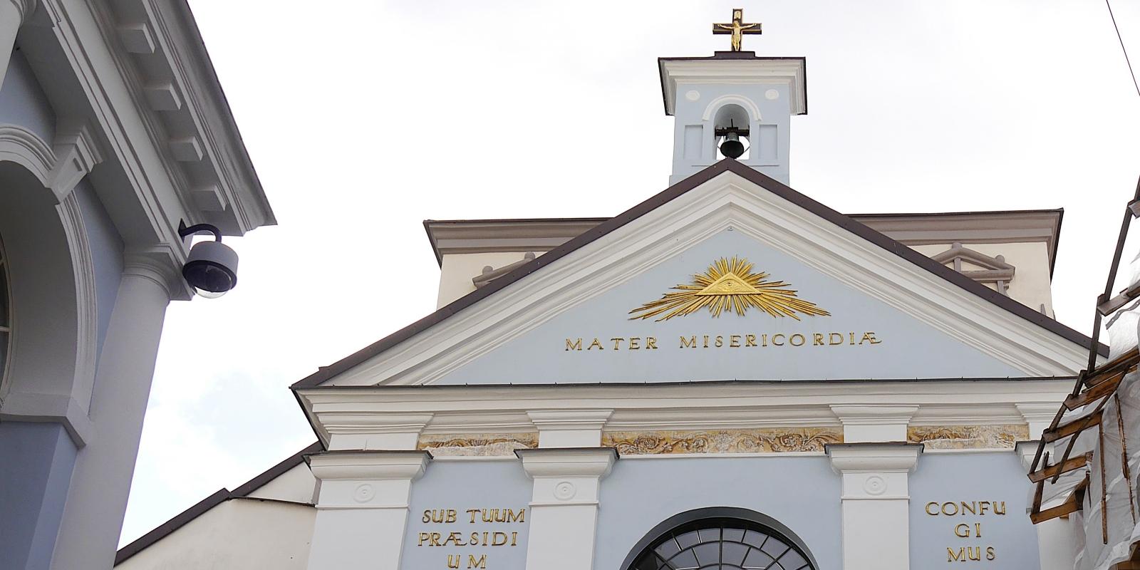 Das Bild zeigt den oberen Teil des Stadttores mit kirchlichem Fassadenschmuck.