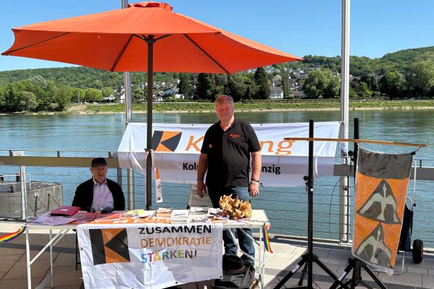 Am Ufer des Rheins präsentieren sich Mitglieder der Kolpingsfamilie Sinzig an einem Stand.