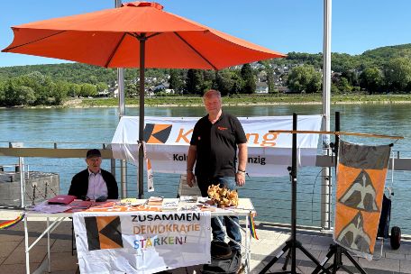 Am Ufer des Rheins präsentieren sich Mitglieder der Kolpingsfamilie Sinzig an einem Stand.