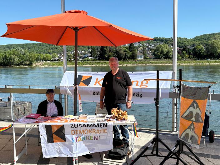 Am Ufer des Rheins präsentieren sich Mitglieder der Kolpingsfamilie Sinzig an einem Stand.