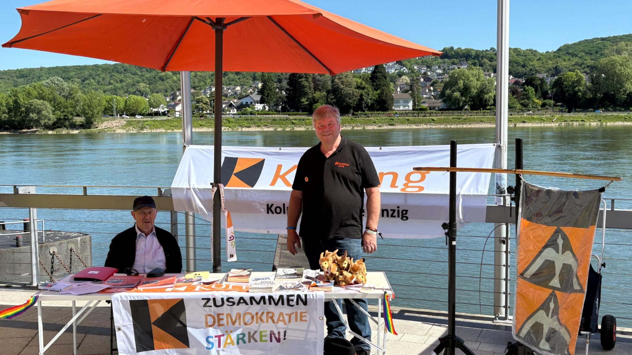 Am Ufer des Rheins präsentieren sich Mitglieder der Kolpingsfamilie Sinzig an einem Stand.