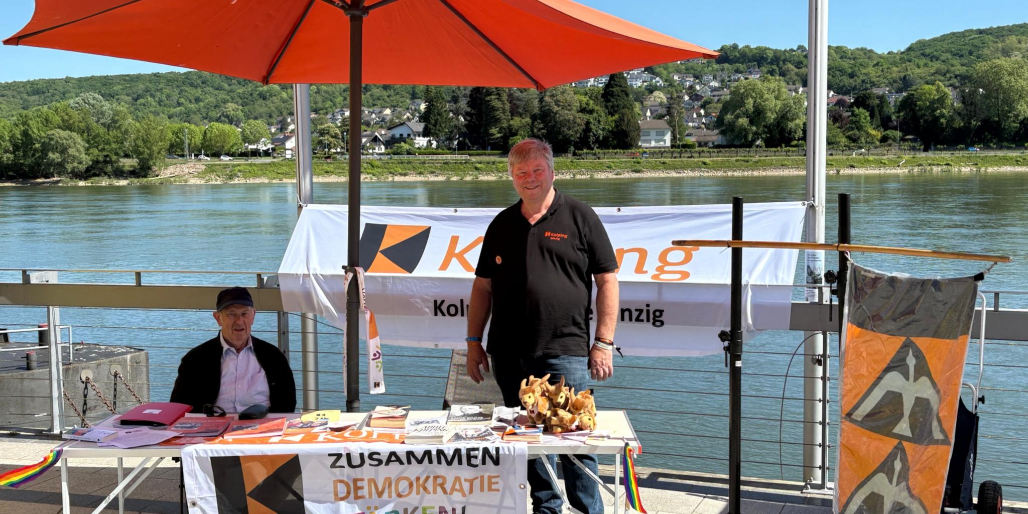 Am Ufer des Rheins präsentieren sich Mitglieder der Kolpingsfamilie Sinzig an einem Stand. (c) Kolpingsfamilie Sinzig Am Ufer des Rheins präsentieren sich Mitglieder der Kolpingsfamilie Sinzig an einem Stand.