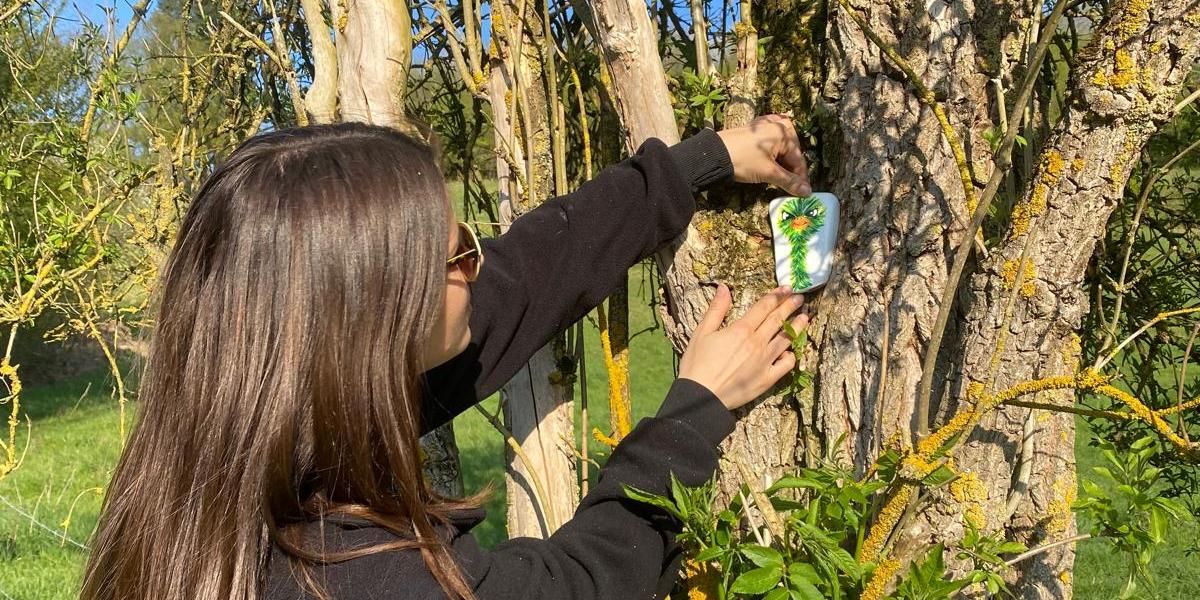 Eine Frau schmückt einen Baum auf dem Kulturweg. (c) Kolpingsfamilie Rheinbrohl, Andreas Kossmann Eine Frau schmückt einen Baum auf dem Kulturweg.