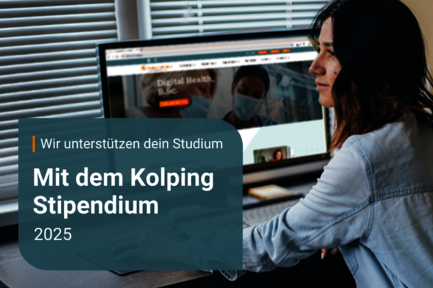 Eine Frau von der Seite an einem Bildschirm und dazu der Text, dass das Studium mit dem Kolping Stipendium unterstützt wird.