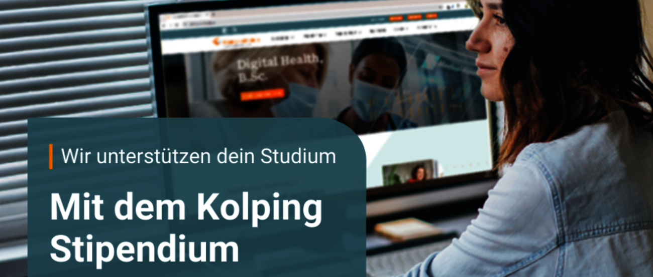 Eine Frau von der Seite an einem Bildschirm und dazu der Text, dass das Studium mit dem Kolping Stipendium unterstützt wird.