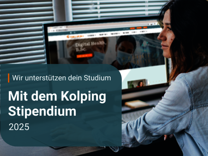 Eine Frau von der Seite an einem Bildschirm und dazu der Text, dass das Studium mit dem Kolping Stipendium unterstützt wird.