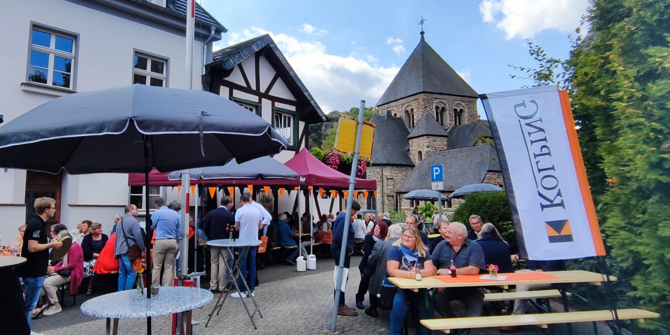 Dorfplatz mit Biertischen und Menschen, die fröhlich feiern. (c) Kolpingsfamilie Altenahr Dorfplatz mit Biertischen und Menschen, die fröhlich feiern.
