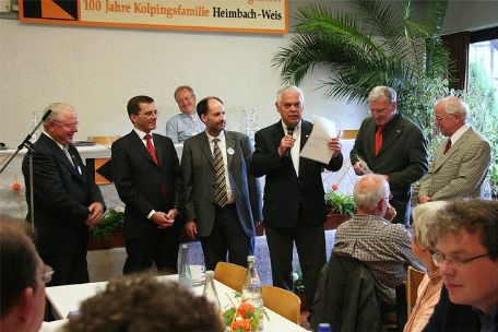 Ehrung 2007 bei der Diözesanversammlung, mehrere Personen gratulieren