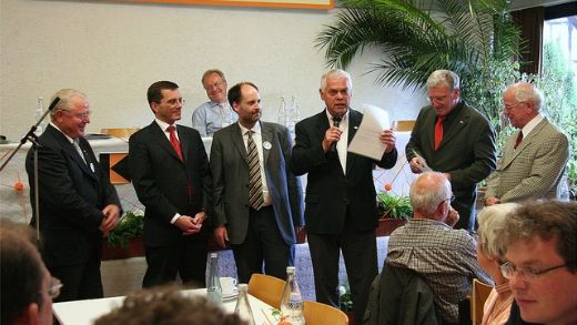 Ehrung 2007 bei der Diözesanversammlung, mehrere Personen gratulieren