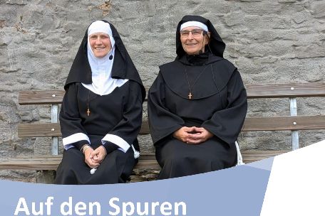 Plakat mit zwei Nonnen auf einer Bank, darunter die Informationen wie im Text