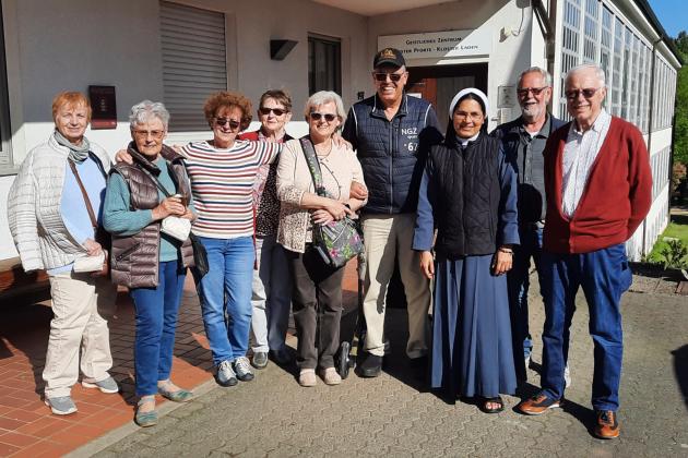 Mitglieder der Kolpingsfamilie Alt-Saarbrücken vor der Hostienbäckerei