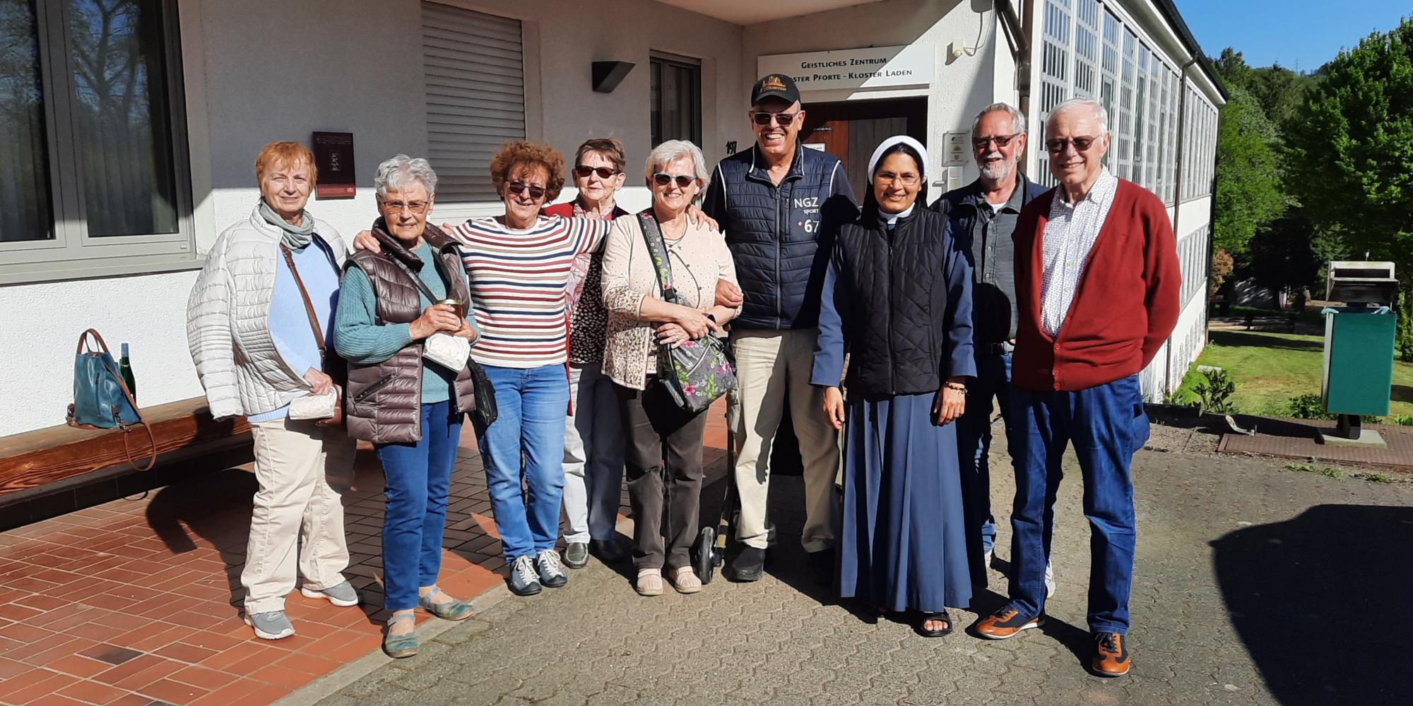Mitglieder der Kolpingsfamilie Alt-Saarbrücken vor der Hostienbäckerei
