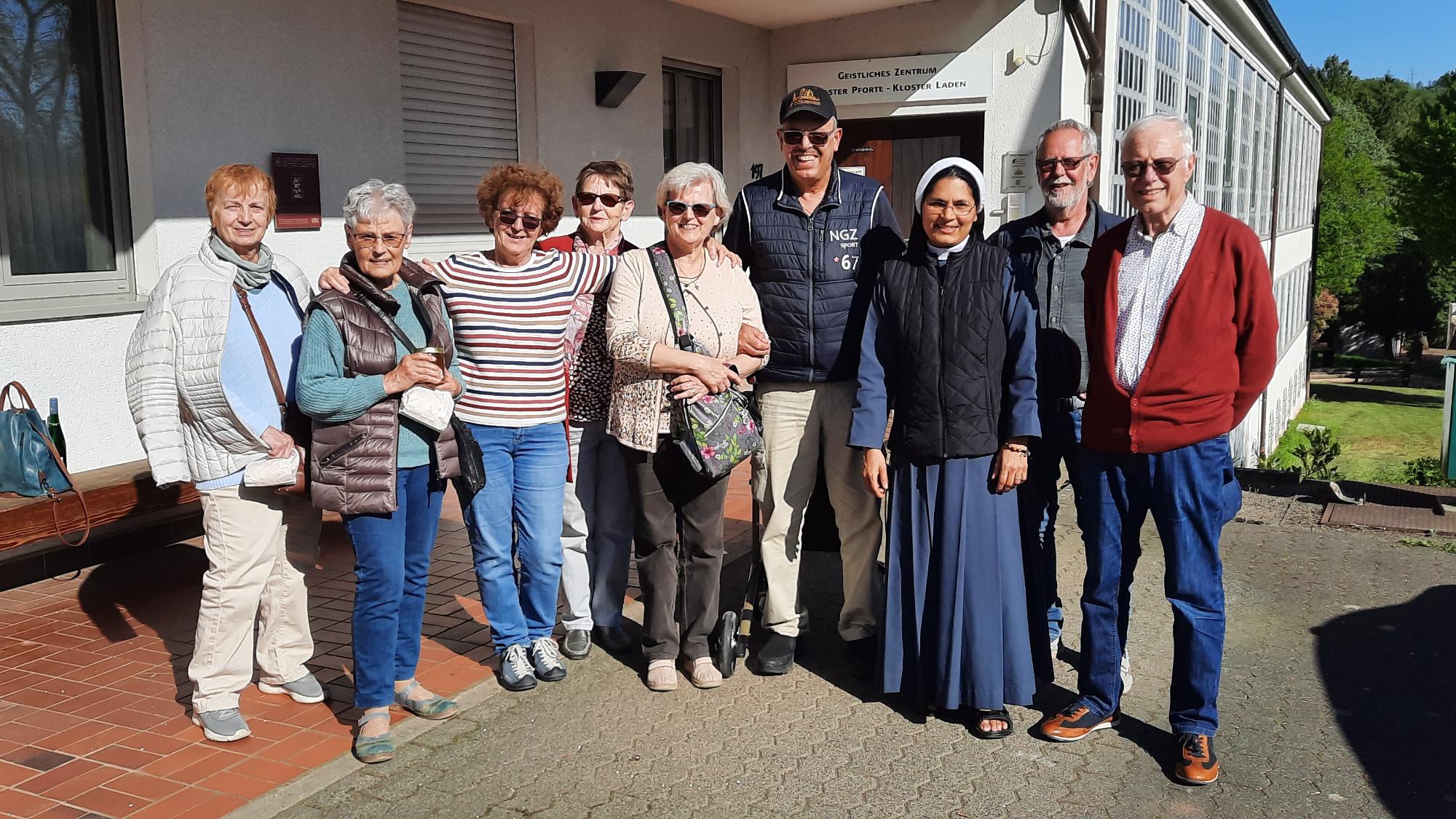 Mitglieder der Kolpingsfamilie Alt-Saarbrücken vor der Hostienbäckerei
