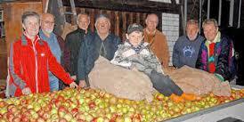 Helfer mit einem Anhänger voller Äpfel (c) Kolpingsfamilie Gebhardshain Helfer mit einem Anhänger voller Äpfel