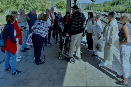 Gruppenfoto am Bahnhof