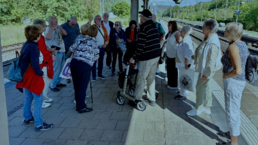 Gruppenfoto am Bahnhof