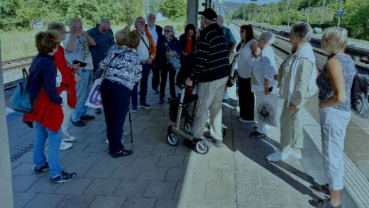 Gruppenfoto am Bahnhof