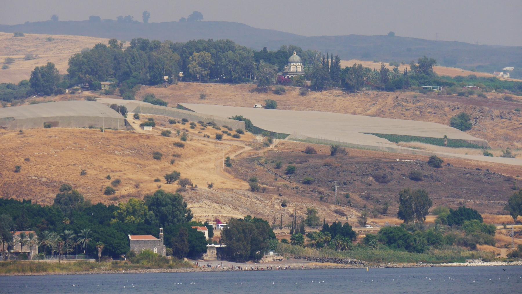 Landschaft am See Genezareth mit der Kirche der Seligpreisungen auf der Anhöhe