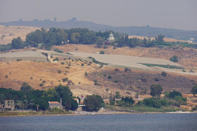 Landschaft am See Genezareth mit der Kirche der Seligpreisungen auf der Anhöhe