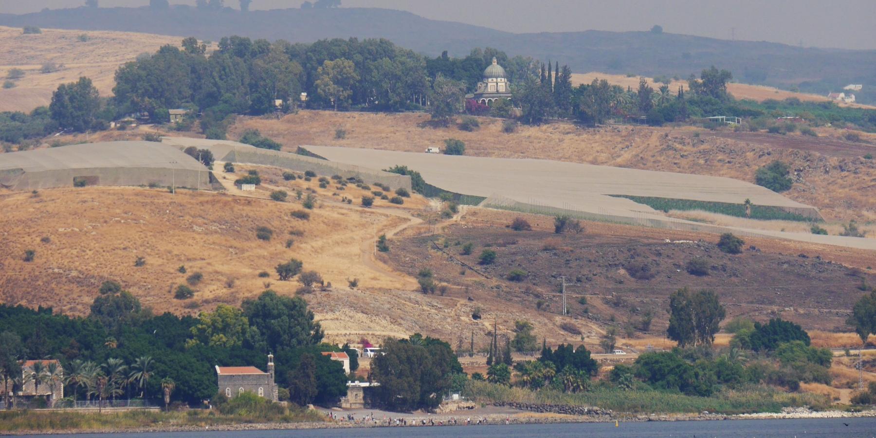 Landschaft am See Genezareth mit der Kirche der Seligpreisungen auf der Anhöhe