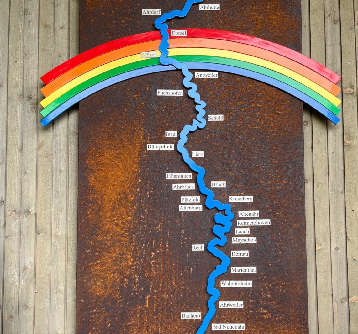 Bronzetafel mit dem Verlauf der Ahr und den Orten mit einem Regenbogen