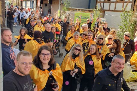 Mitglieder der Kolpingsfamilie ziehen beim Winzerfest durch den Ort