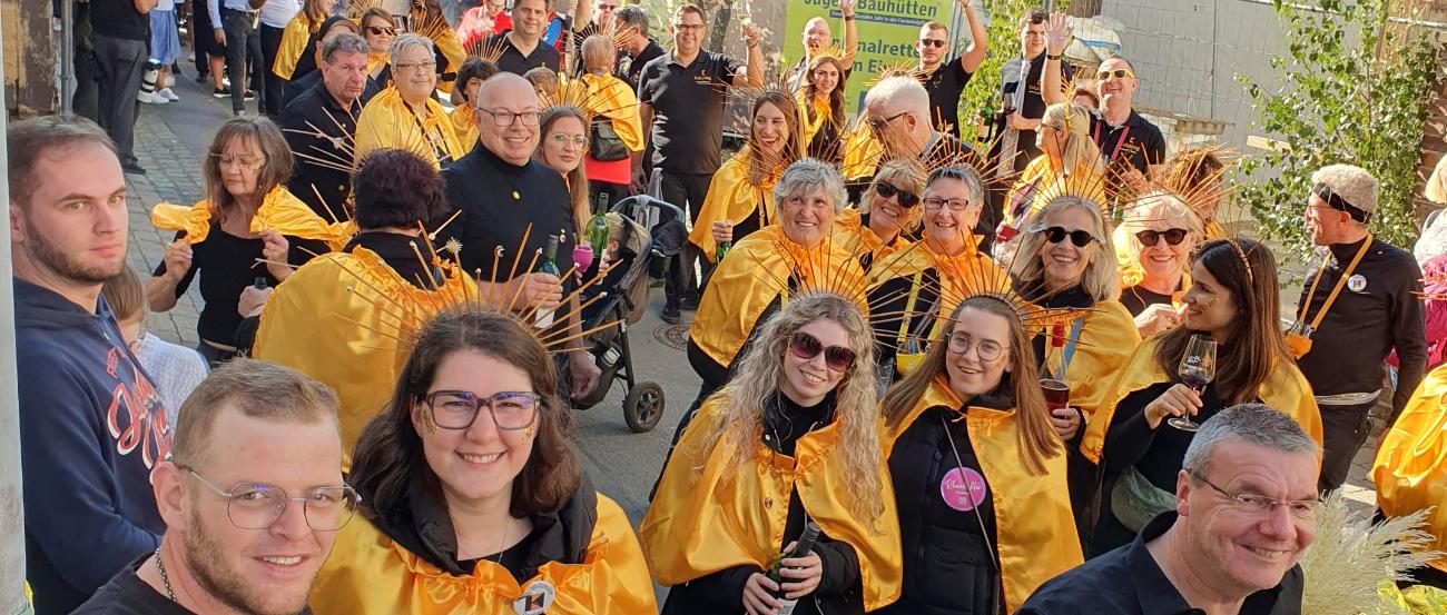 Mitglieder der Kolpingsfamilie ziehen beim Winzerfest durch den Ort