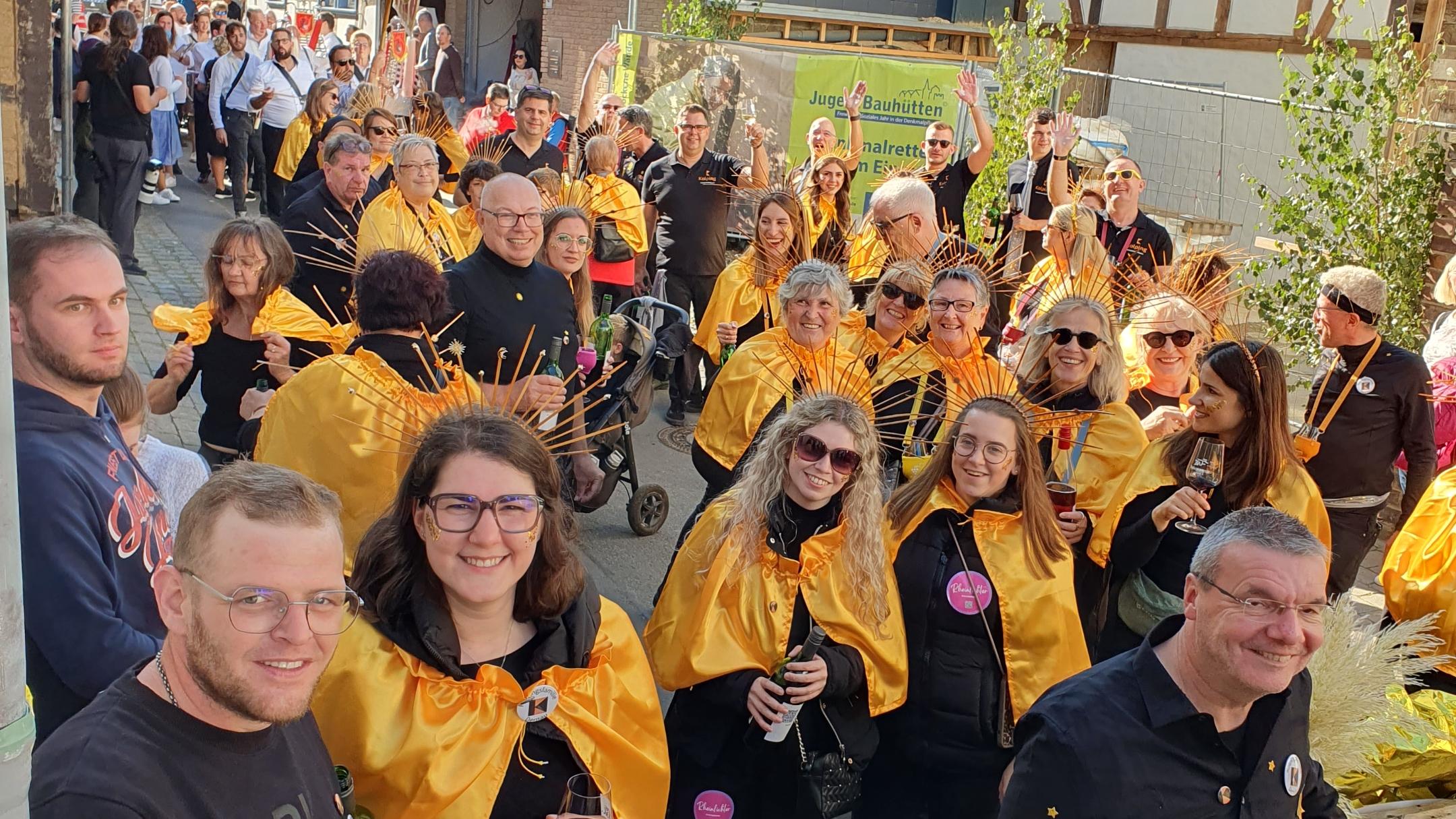 Mitglieder der Kolpingsfamilie ziehen beim Winzerfest durch den Ort