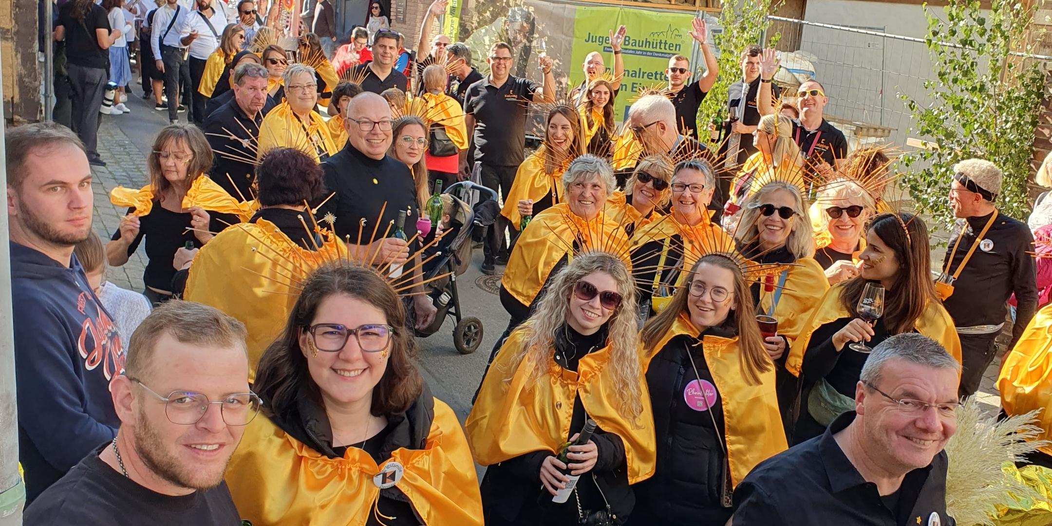 Mitglieder der Kolpingsfamilie ziehen beim Winzerfest durch den Ort