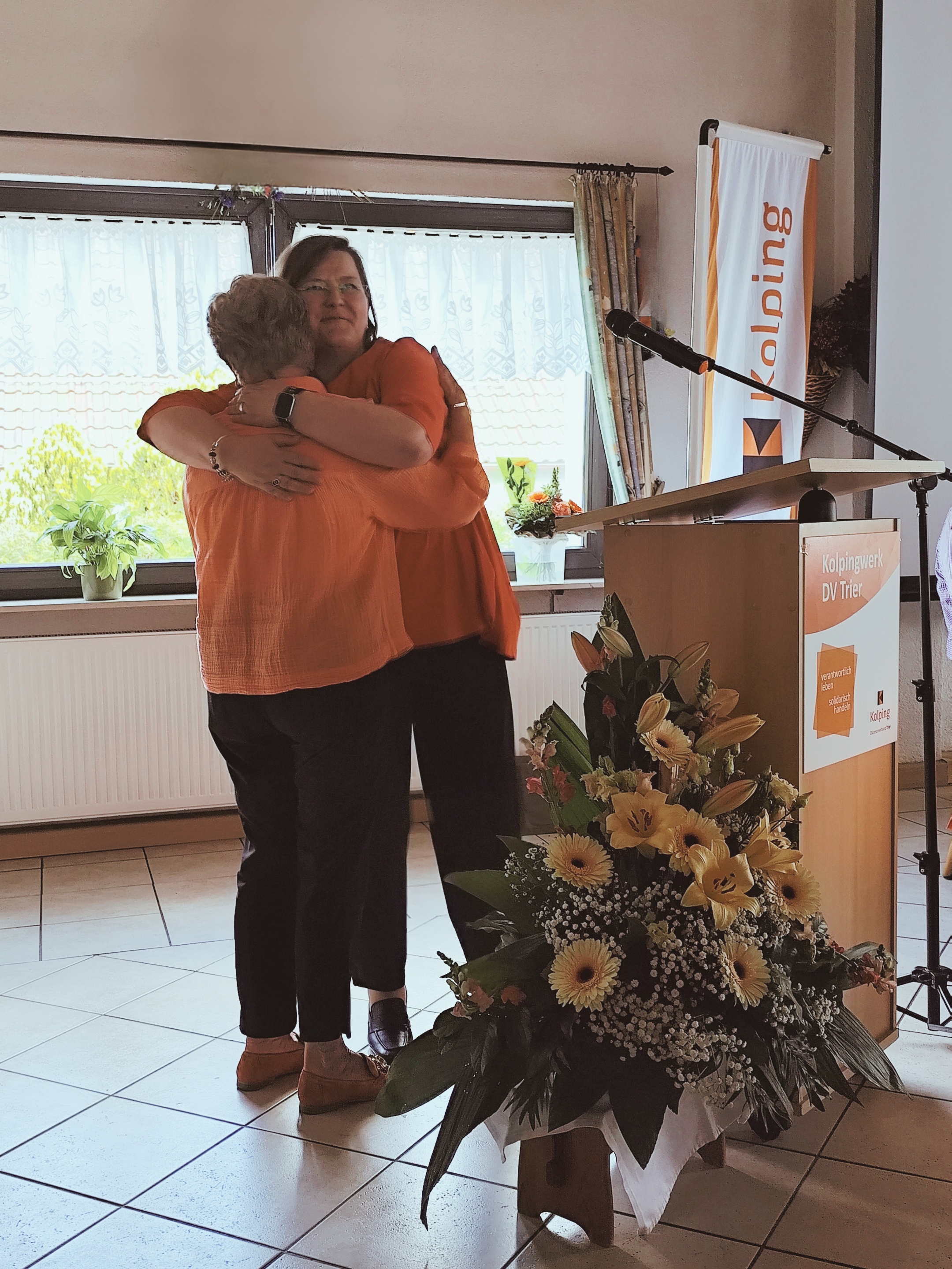 Elke Grün gratuliert Beate Haben zu ihrem Ehrenzeichen
