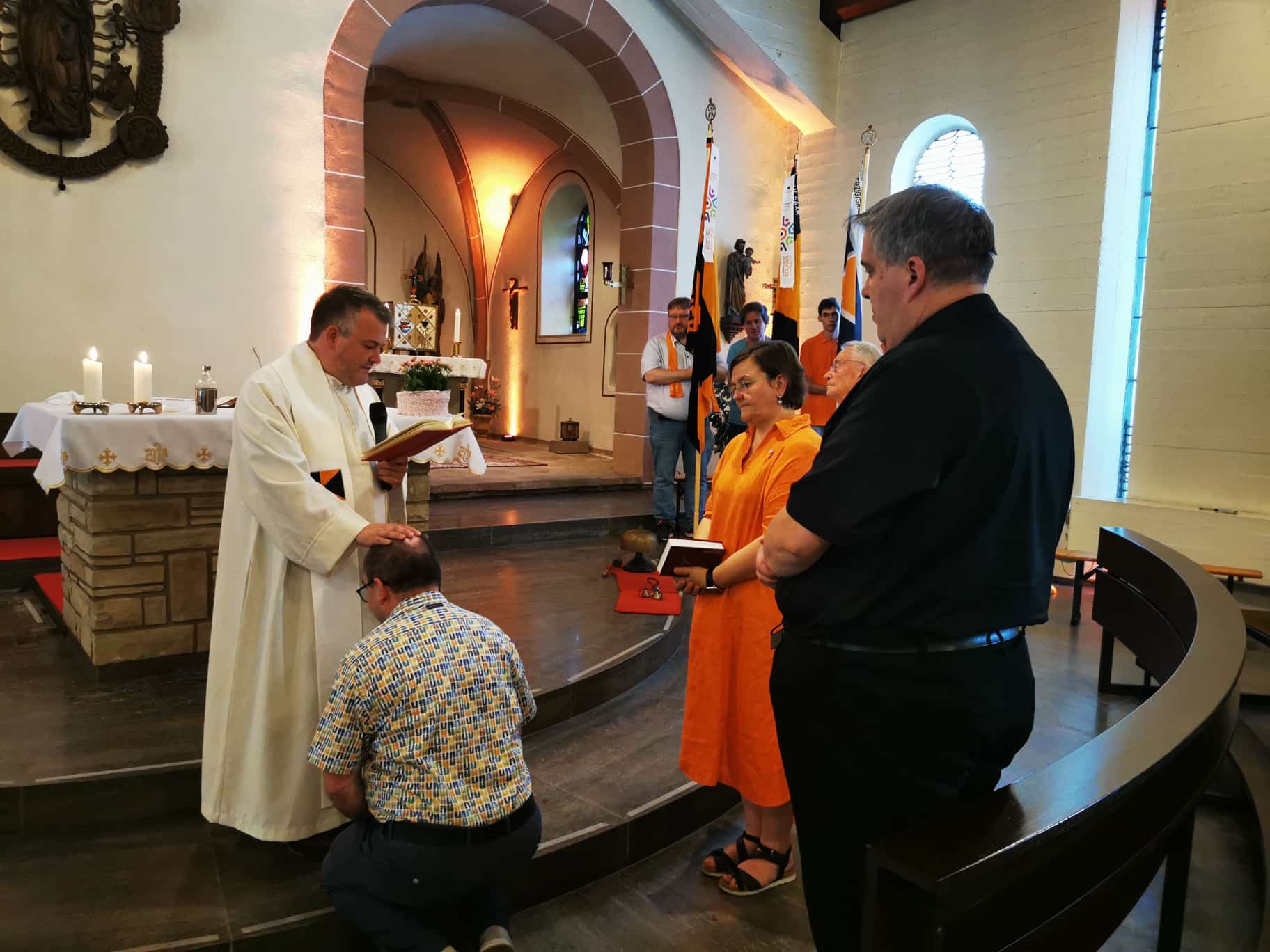 In einer Kirche wird ein erwachsener Mann von einem Priester gefirmt, hier Handauflegung, weitere Menschen bezeugen die Firmung. (c) Andreas Kossmann In einer Kirche wird ein erwachsener Mann von einem Priester gefirmt, hier Handauflegung, weitere Menschen bezeugen die Firmung.