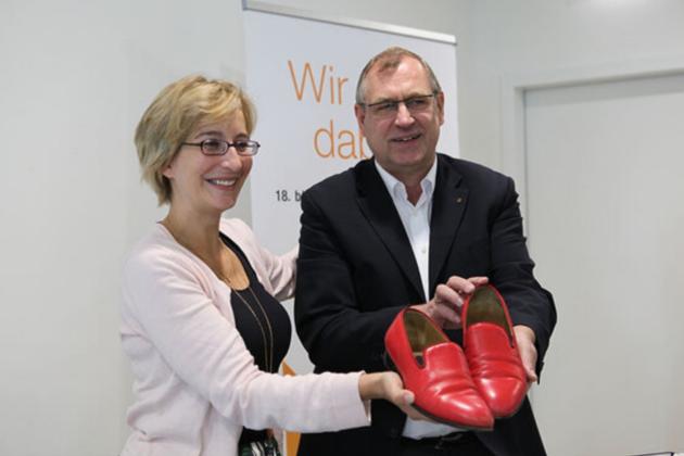 Yvonne Willicks und Ulrich Vollmer präsentieren die roten Schuhe des Papstes.