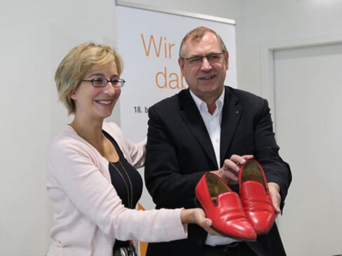 Yvonne Willicks und Ulrich Vollmer präsentieren die roten Schuhe des Papstes.