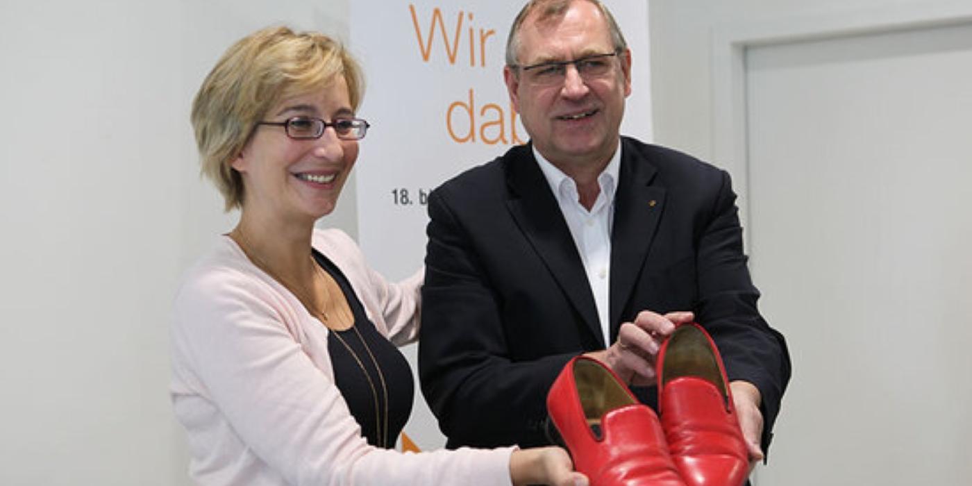 Yvonne Willicks und Ulrich Vollmer präsentieren die roten Schuhe des Papstes.