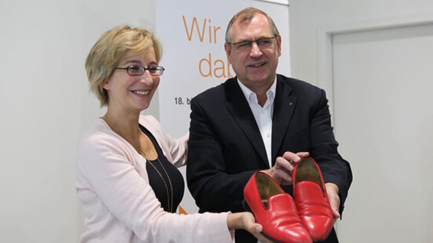 Yvonne Willicks und Ulrich Vollmer präsentieren die roten Schuhe des Papstes.