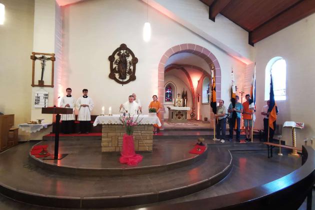 Altarraum der Kirche St. Quiriakus in Mechern mit Geistlichen, Messdienenden und Bannerträgern mit Kolpingbannern