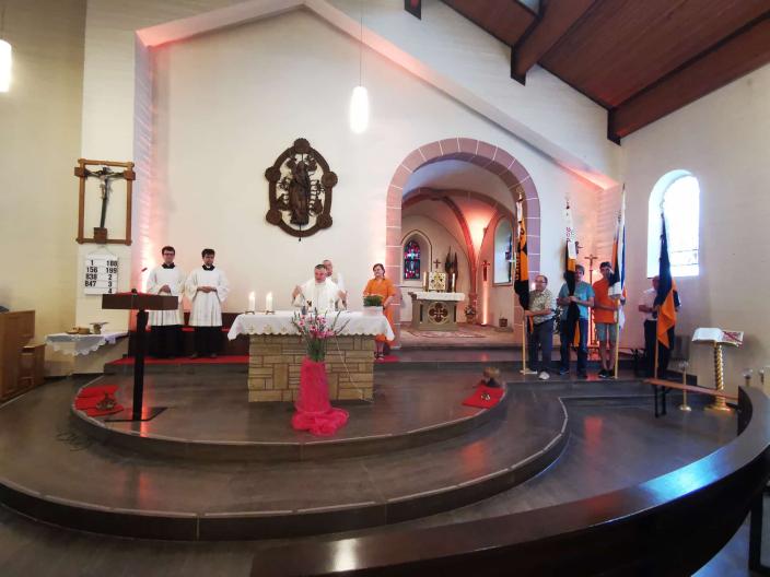 Altarraum der Kirche St. Quiriakus in Mechern mit Geistlichen, Messdienenden und Bannerträgern mit Kolpingbannern