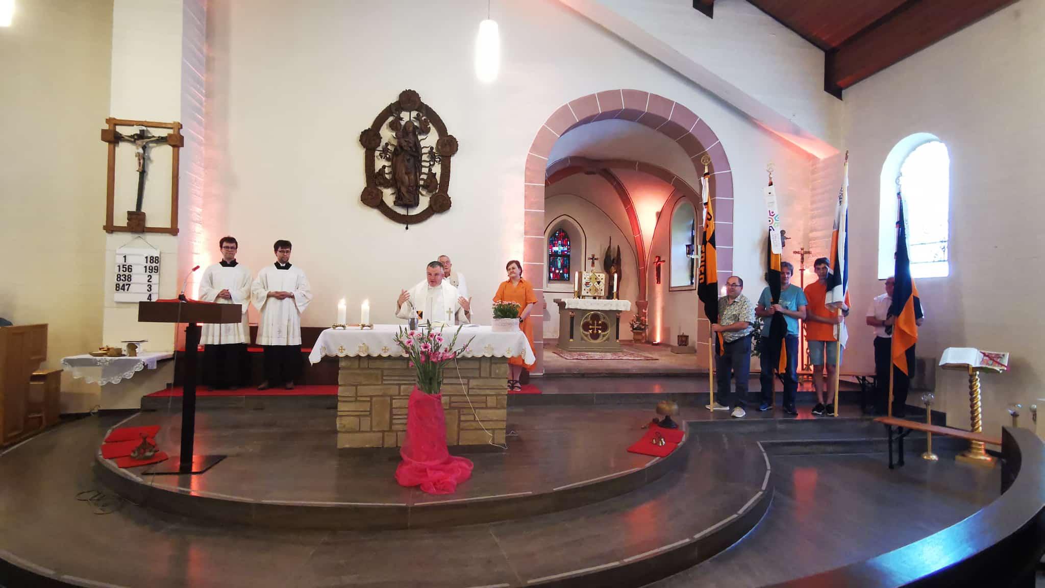 Altarraum der Kirche St. Quiriakus in Mechern mit Geistlichen, Messdienenden und Bannerträgern mit Kolpingbannern