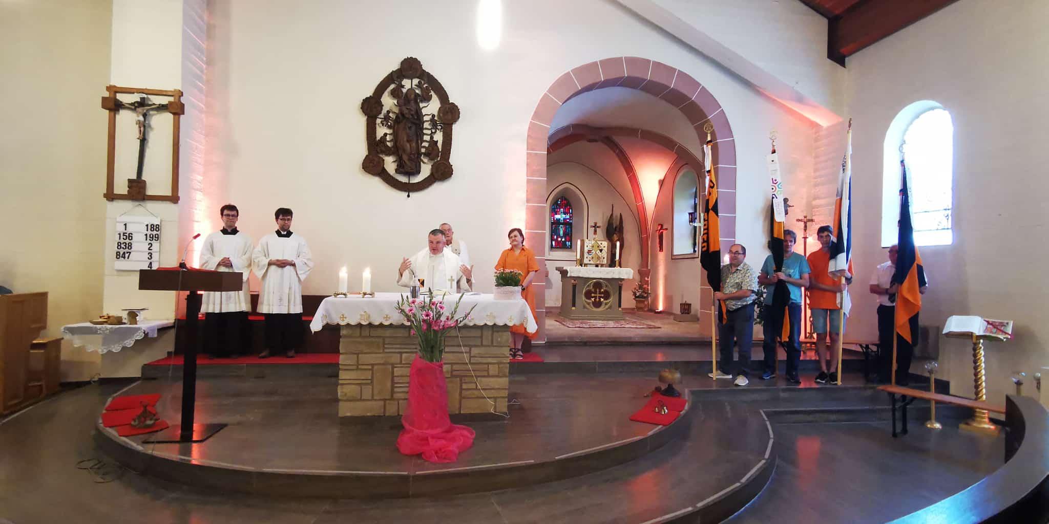 Altarraum der Kirche St. Quiriakus in Mechern mit Geistlichen, Messdienenden und Bannerträgern mit Kolpingbannern (c) Andreas Kossmann Altarraum der Kirche St. Quiriakus in Mechern mit Geistlichen, Messdienenden und Bannerträgern mit Kolpingbannern